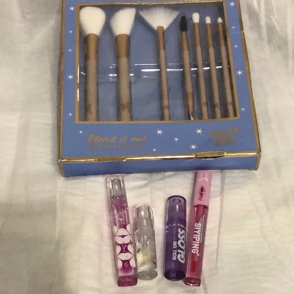 Other - Makeup Brush Set & Lip Glosses bundle 5 items NWT